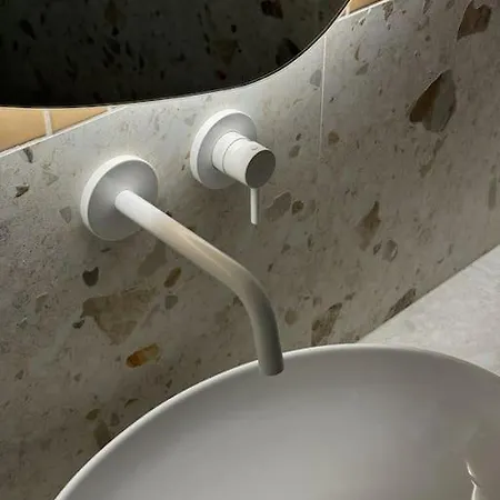 Danes23 - Candy Studio, Self Check-in, Free Parking, Park And River View, Oldtown, A/c