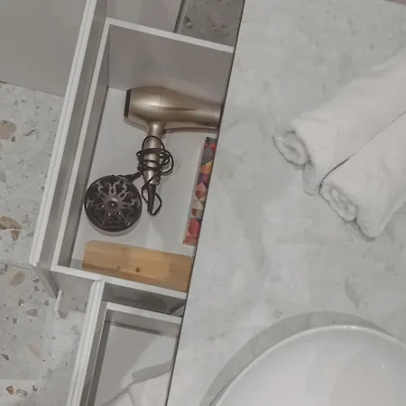 Danes23 - Candy Studio, Self Check-in, Free Parking, Park And River View, Oldtown, A/c