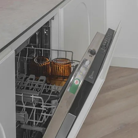 Danes23 - Candy Studio, Self Check-in, Free Parking, Park And River View, Oldtown, A/c