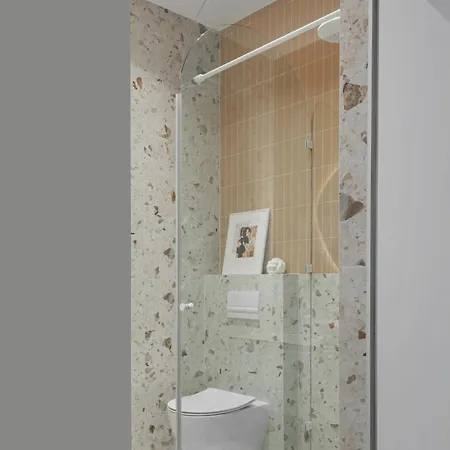 Danes23 - Candy Studio, Self Check-in, Free Parking, Park And River View, Oldtown, A/c Apartment