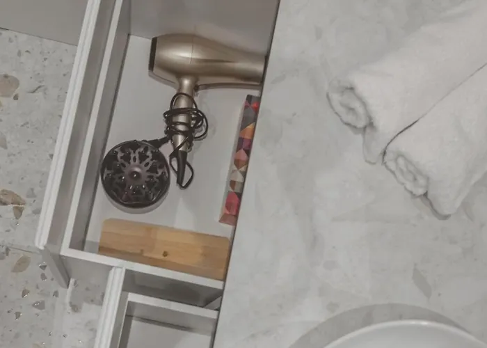 Danes23 - Candy Studio, Self Check-in, Free Parking, Park And River View, Oldtown, A/c